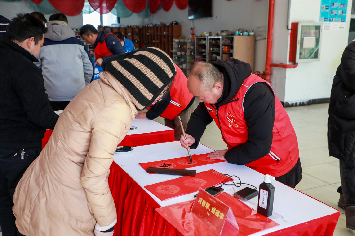 寫春聯(lián)、送福字