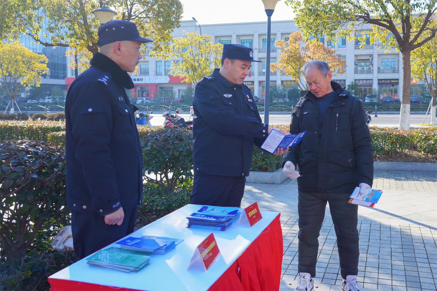 發(fā)放宣傳冊1